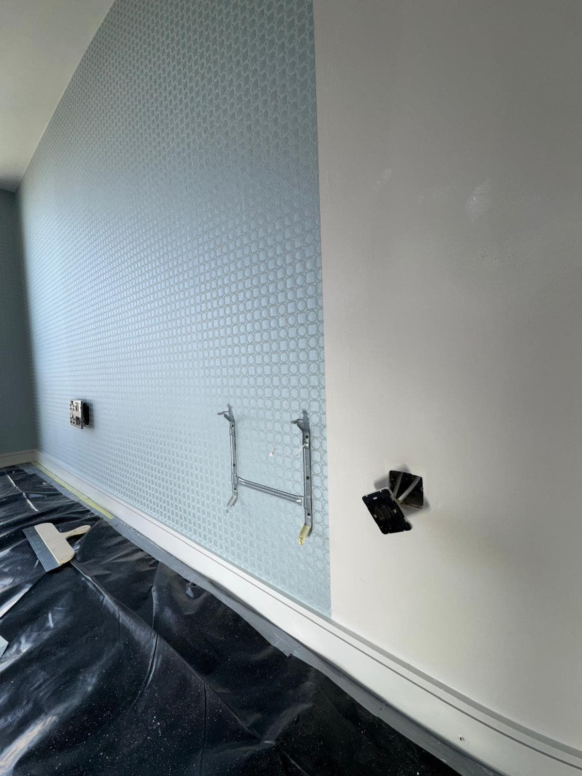 Apartment wallpaper feature walls - progress photo 9