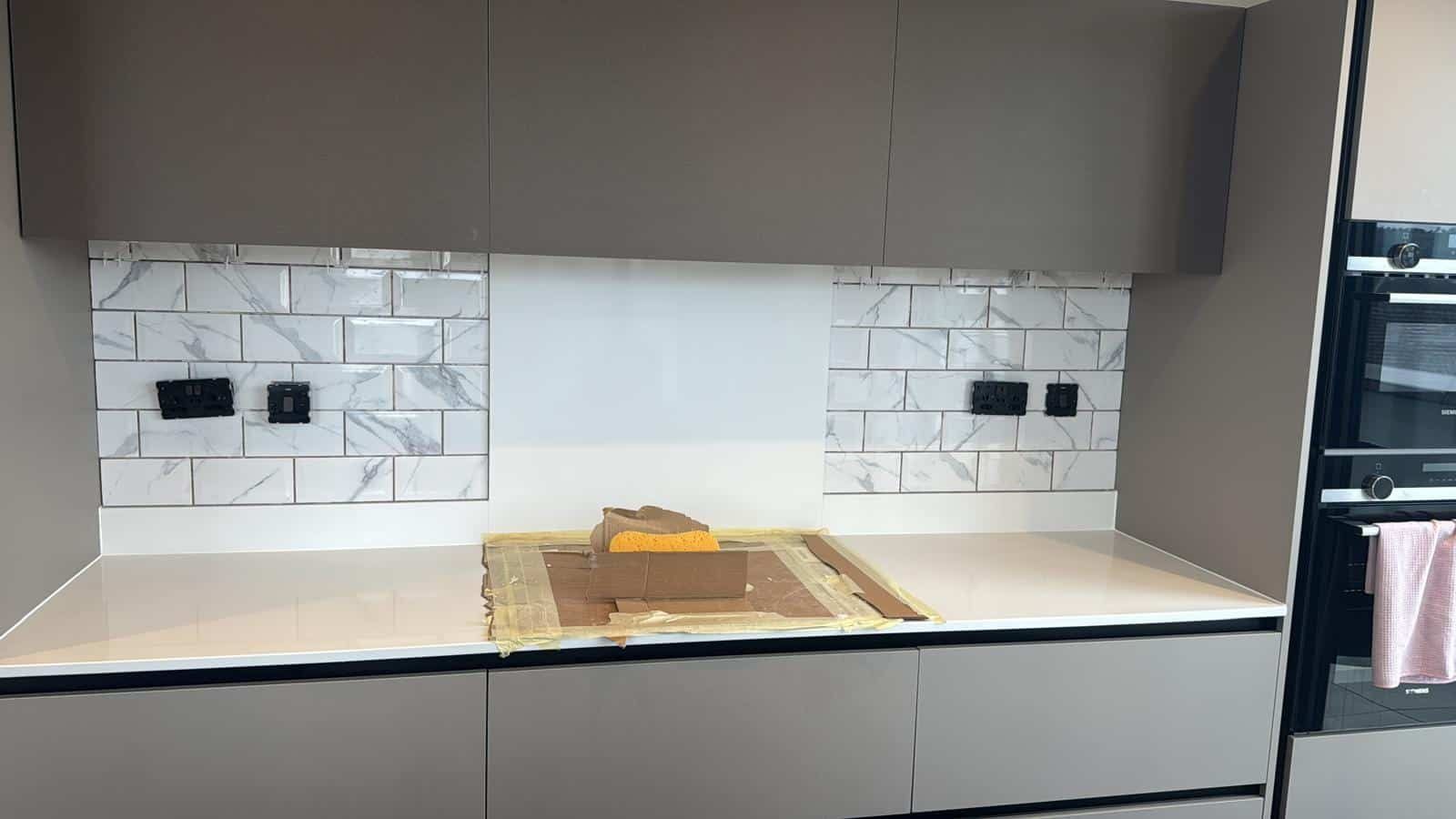 Marble-effect tiled kitchen splashback